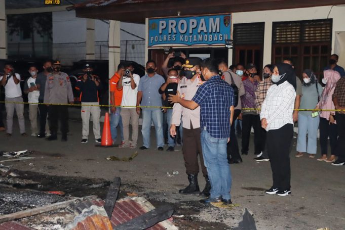 Tinjau langsung kebakaran Polres Kotamobagu, Kapolda Sulut jamin pelayanan Kepolisian tidak terganggu