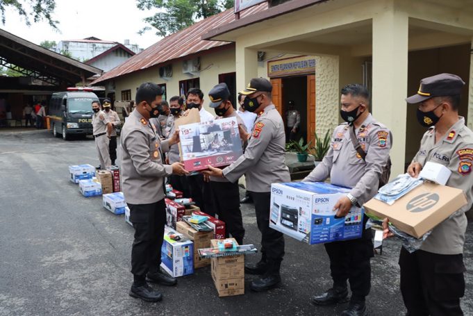Kapolres Kotamobagu serahkan Komputer dari bantuan para Kapolres jajaran Polda Sulut