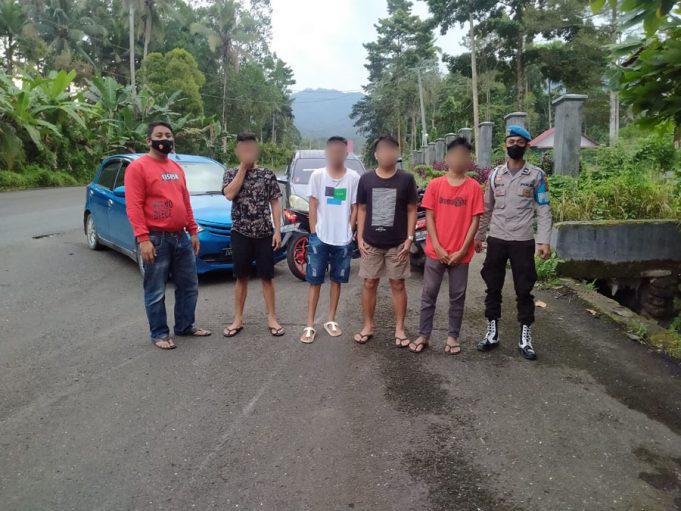 Polsek Kotamobagu Utara bubarkan remaja yang lakukan pesta Miras dijalan Desa Sia