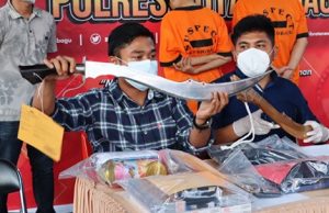 Tak cukup ancam warga Molinow dengan Sajam, pemuda ini gasak 2 Handphone korbannya.