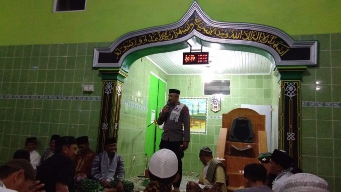 Da’i Polri Aipda Herdianto Mamonto manfaatkan momen Nujul Qur’an 17 Ramadhan di desa Bulud.