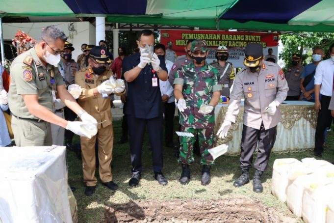 Ribuan Liter Miras Hasil Operasi dan Obat-obatan Dimusnahkan Polres Kotamobagu
