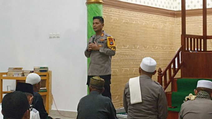 Kapolres & Personil Muslim Buka Puasa Bersama Dengan Jemaah Masjid Al-Hidayah Desa Sia.