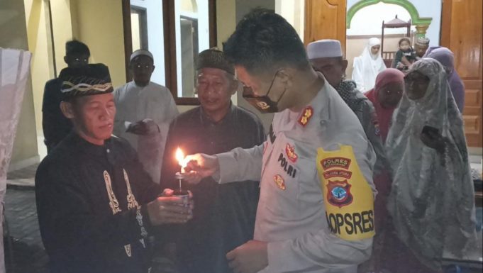 Kapolres Kotamobagu Diberikan Kehormatan ‘Pasang Lampu Tuntul’ Di Masjid Al-Hidayah Desa Sia.