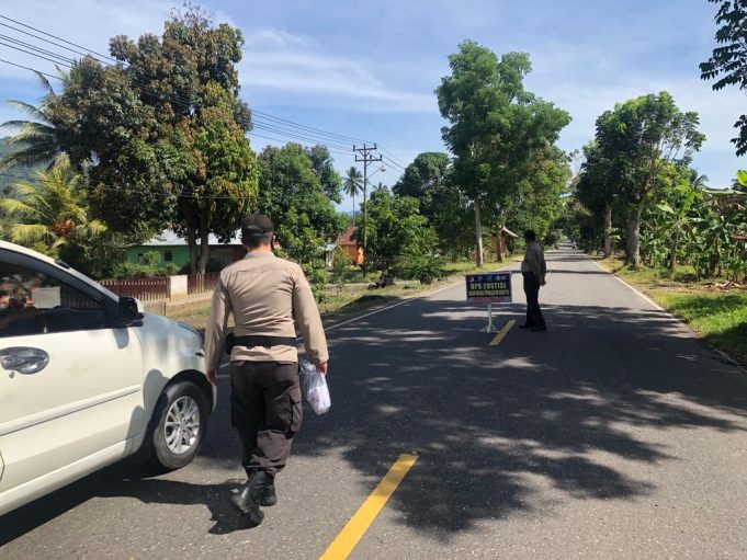 Polsek Lolayan Bagikan Masker Gratis & Giatkan Operasi Yustisi Di Pintu Masuk Ke Kota Kotamobagu.
