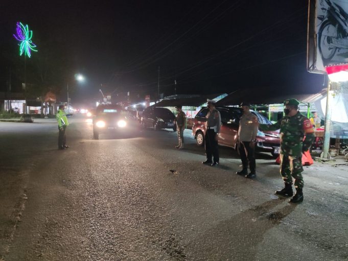 Jelang Idul Fitri Personil Gabungan di Pos Pengamanan Mongkonai Bersiaga Antisipasi Kemacetan.