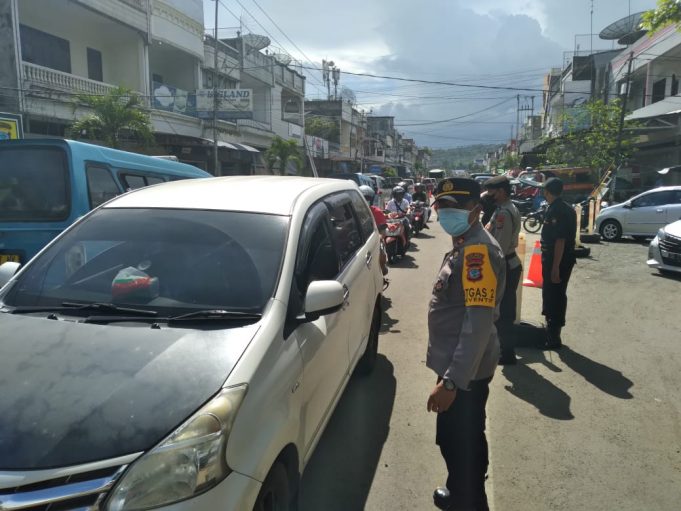 Kasat Sabhara Pimpin Langsung Personil Pos Pelayanan Urai Kemacetan Di Jalan Kartini.