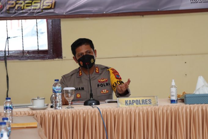 Laksanakan Gelar Operasional & Anev Jajarannya, Kapolres Tegaskan Berantas Judi Sabung Ayam Di Perkebunan Ilongkow.