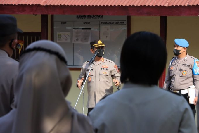 Pimpin Apel Pagi, Kapolres: ‘Bila Kehadiran Kita Tidak Memiliki Arti, We Just Like A Shadow’.