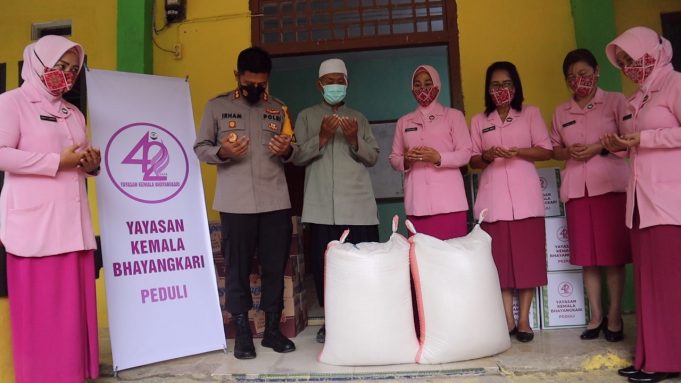 Dalam Rangka HUT YKB Ke-42, Kapolres Bersama Ketua Bhayangkari Cabang Kotamobagu Bagikan Bantuan Sosial.