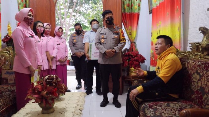 Kapolres Kotamobagu dampingi Ketua & pengurus Bhayangkari berikan Bansos kepada personil yang sakit menahun.
