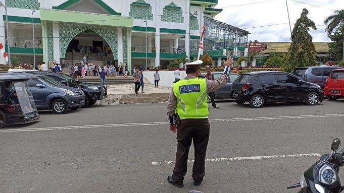 Pengamanan Sholat Jumat, Satuan Lantas Laksanakan Pengaturan Arus Lalin Disetiap Masjid Di Kotamobagu.