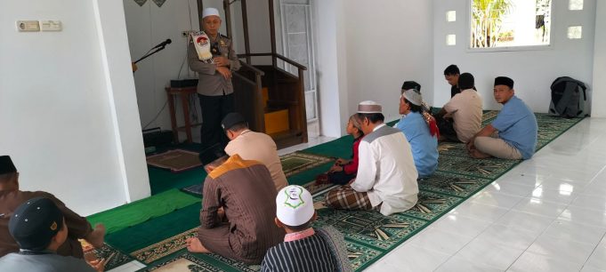 Jadi Khotib Jumat Di Masjid Al-Hadad Upai, Da’i Polri Ajak Masyarakat Turut Jaga Kamtibmas & Lengkapi Vaksinasi.
