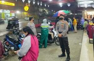 Meski Diguyur Hujan UKL I Polres Kotamobagu Semangat Laksanakan Patroli & Ajak Masyarakat Lengkapi Vaksinasi.