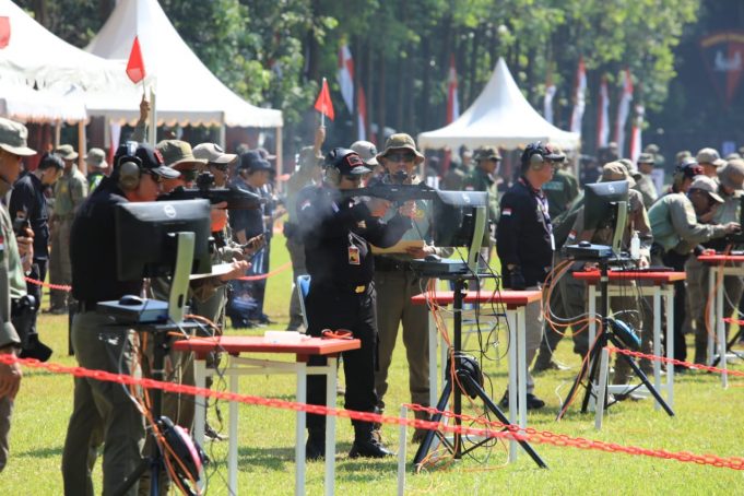 Pati Polri dan Wartawan Ramaikan Lomba Menembak Piala Kapolri