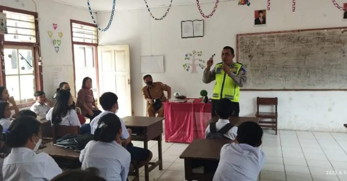 Sat Lantas Berikan Edukasi Di SMP Guna Tanamkan Budaya Tertib Berlalu Lintas Sedini Mungkin.