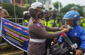 Menyongsong Hari Bhayangkara Ke-76, Kasat Lantas Bagikan 300 Mawar & 50 Helm Saat Gelar Operasi Patuh.