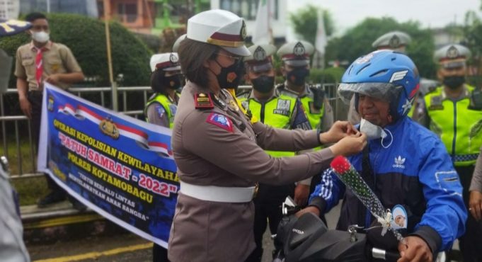Menyongsong Hari Bhayangkara Ke-76, Kasat Lantas Bagikan 300 Mawar & 50 Helm Saat Gelar Operasi Patuh.