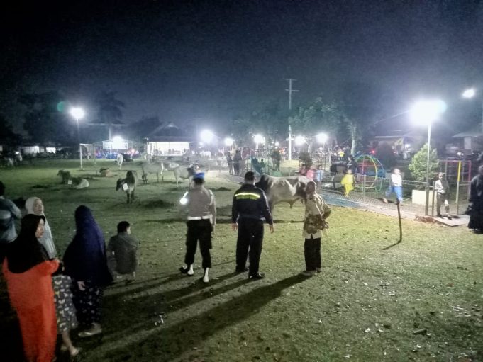 Personil Gabungan Polres Hingga Polsek Jajaran Laksanakan Pengamanan Hari Raya Idul Adha 1443 H.