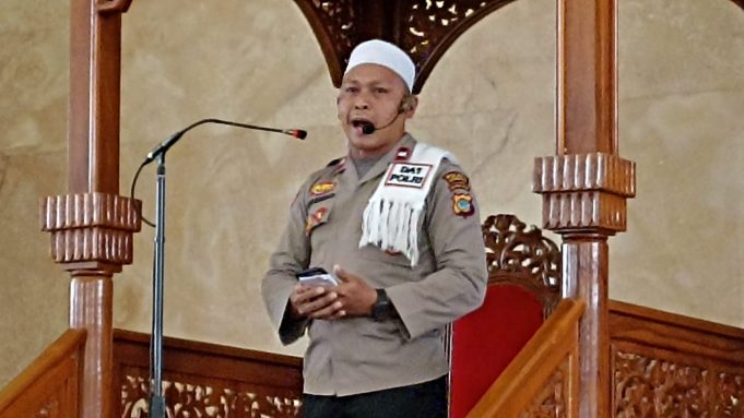 Selain Aktif Berdakwah Di Medsos, Aipda Herdi Jadi Khotib Jumat Di Masjid Agung Baitul Makmur.