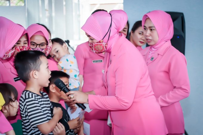 Gelar Pertemuan Perdana Dengan Seluruh Bhayangkari, Ny. Ivonna Dasveri Ajak Anggotanya Berperan Aktif Dalam Kegiatan Sosial.