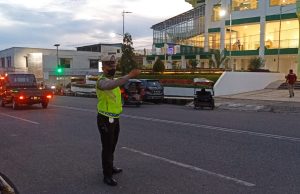 Jelang Adzan Sholat 5 Waktu Berkumandang, Personil Polres Kotamobagu Laksanakan Giat Kamseltibcar Lantas.