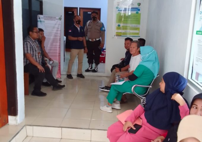 Kasi Dokkes Berikan Penyuluhan Kepada Masyarakat Akan Pentingnya Vaksinasi Lanjutan (Booster).