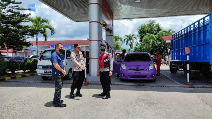 Kapolres Kotamobagu Pantau Langsung Kegiatan Personil Himbau Masyarakat Pengguna BBM di SPBU