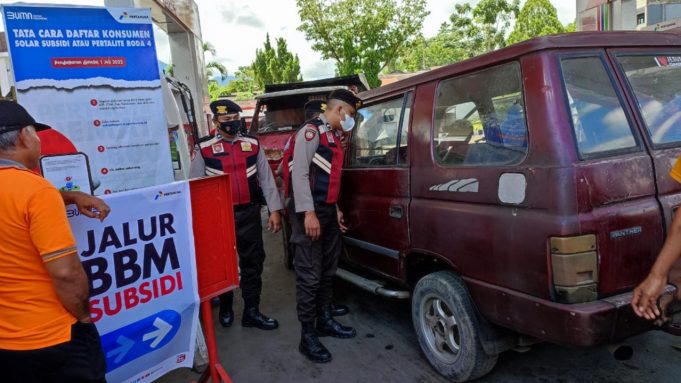 Cegah Terjadinya Penimbunan BBM, Kasat Samapta Polres Kotamobagu Laksanakan Patroli Disejumlah SPBU.