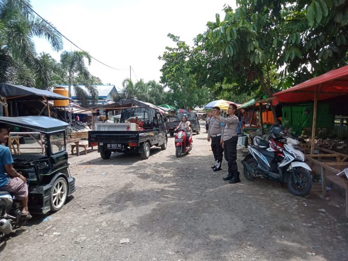 Personil Polsubsektor Kotamobagu Selatan Melaksanakan Patroli Di Pasar Poyowa Kecil