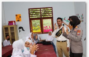 Meriahkan Hari Jadinya Ke-74, Polwan Polres Kotamobagu melaksanakan kegiatan Bakti Sosial & Anjangsana.