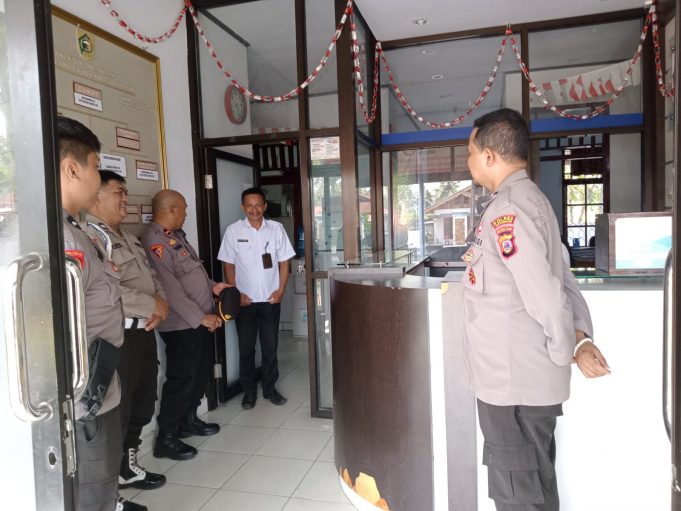 Personil Polsubsektor Kotamobagu Selatan Giatkan Patroli Di Pasar Poyowa Kecil & Sambangi Kantor Kecamatan