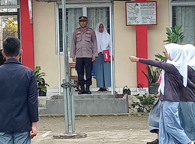Sampaikan Himbauan Kamtibmas Saat Jadi Pembina Upacara Di SMK N 2 Kotamobagu, Ini Penyampaian Kapolsubsektor Kotamobagu Selatan