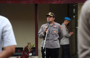 Wakapolres Kotamobagu Didampingi Kasi Propam Laksanakan Waskat Kepada Personil Saat Apel Pagi