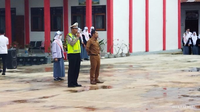 Police Go To School Di SMA N 2 Kotamobagu, Jadi Pembina Upacara Kanit Kamsel Himbau Para Pelajar