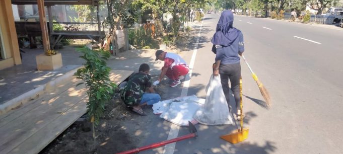 Turut Berbangga Jika Kotamobagu Raih Adipura, Kapolsubsektor Kotsel Aktif Kerja Bakti Dengan Warga
