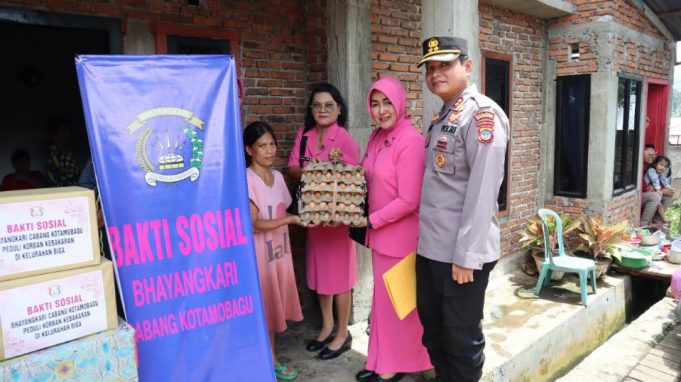 Kapolres Bersama Ketua Bhayangkari Cabang Kotamobagu Serahkan Bantuan Korban Kebakaran Kelurahan Biga
