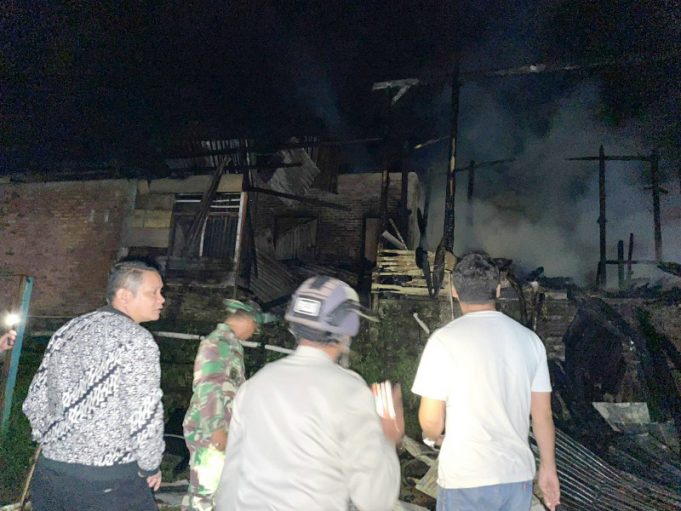 Kapolres Kotamobagu Sambangi TKP Kebakaran Rumah di Kelurahan Biga