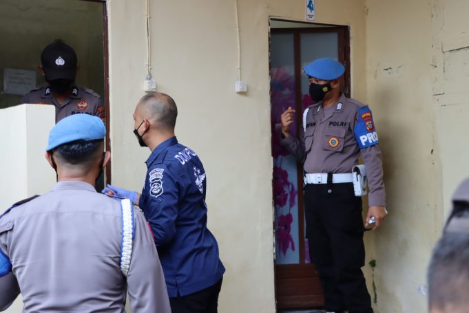 Propam & Dokkes Lakukan Test Urine Dadakan Hingga Kawal Ketat Personil Sampai Pintu WC