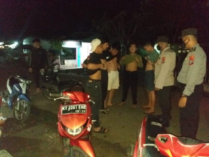 Giatkan Patroli Malam Minggu, Polsek Passi Himbau Sejumlah Pemuda Yang Masih Asik Nongkrong