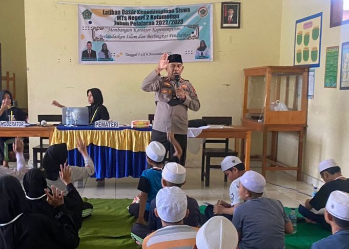 Jadi Pemateri Latihan Dasar Kepemimpinan Siswa, IPDA Harun “Hantam” Masalah Kenakalan Remaja