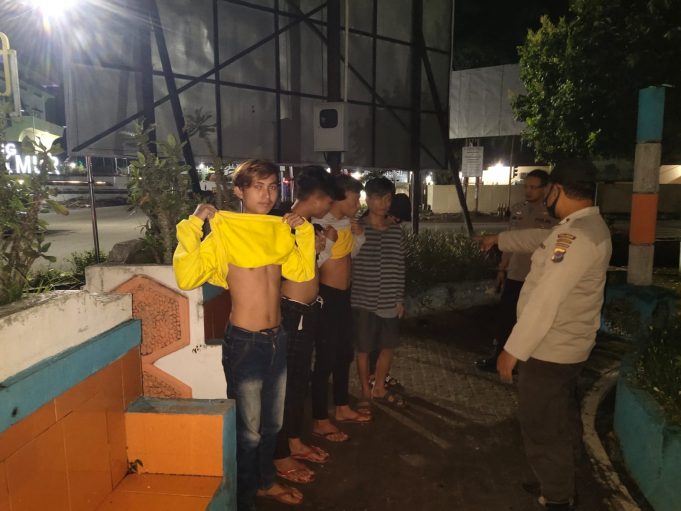 Tim Patroli Polres Kotamobagu Bubarkan Pesta Miras di Pusat Kota