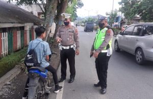 Laksanakan Strong Point, Polisi Fokus Bantu Warga Melintas & Edukasi Siswa Yang Tak Memakai Helm