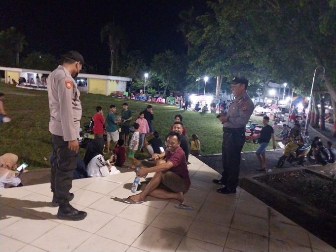 Antisipasi Ramainya Aktifitas Masyarakat Di Malam Minggu, Polsek Kotamobagu Laksanakan Sambang & Berikan Himbauan Kamtibmas.