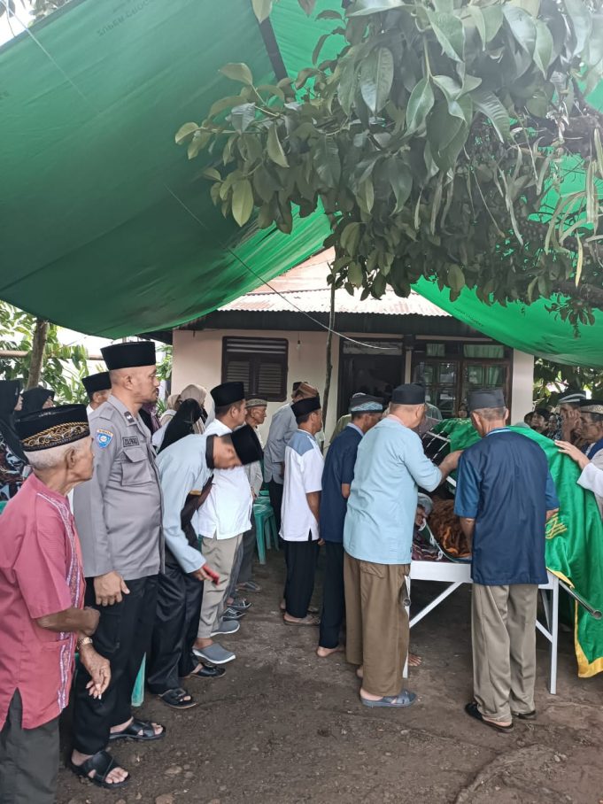 Dekat Dengan Warganya, Bhabinkamtibmas Desa Tungoi II Lakukan Sambang Duka Kepada Warga Binaan