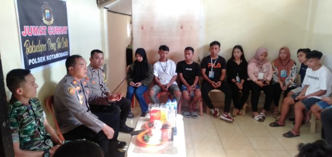 Inovasi Kapolsek Kotamobagu, Gelar Kegiatan Jumat Curhat “Bakudapa Deng Ba Cerita” Bersama Masyarakat
