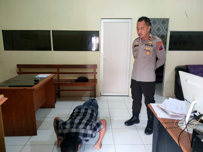 Tegas, Kasi Propam Polres Kotamobagu Beri Sangsi Push Up Personil Yang Tidak Strong Point