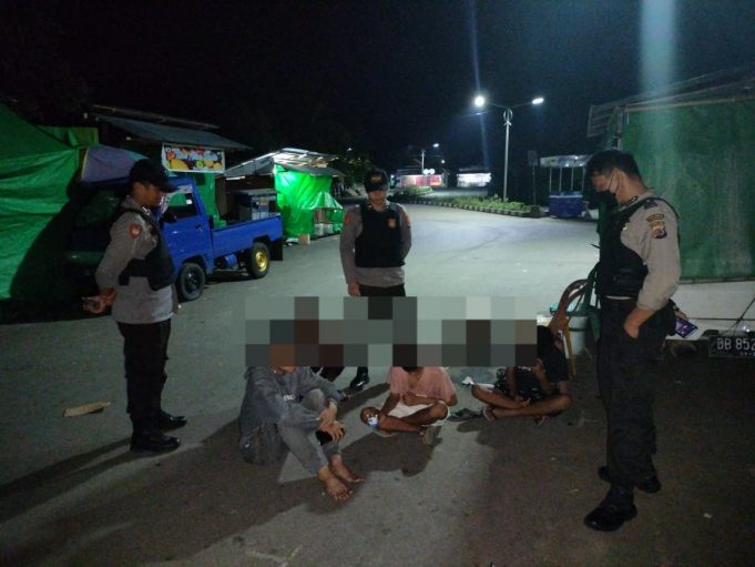 Tercyduk Hirup Lem Ehabond, Sekelompok Pemuda Ini “Dihadiahi Push Up” Oleh Team Patroli Presisi