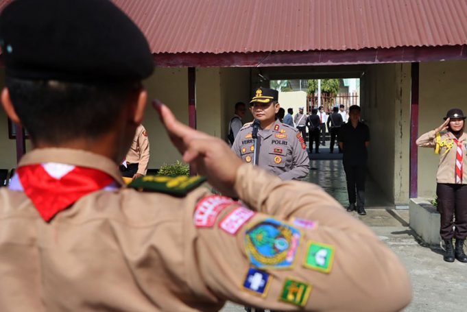 Kapolres Lepas Kontingen Pramuka Gudep Tribrata Pangkalan Polres Kotamobagu