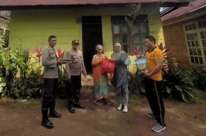Ketua Bhayangkari Ranting Passi Bagi Bagi Sembako Kepada Masyarakat Usai Sholat Jumat